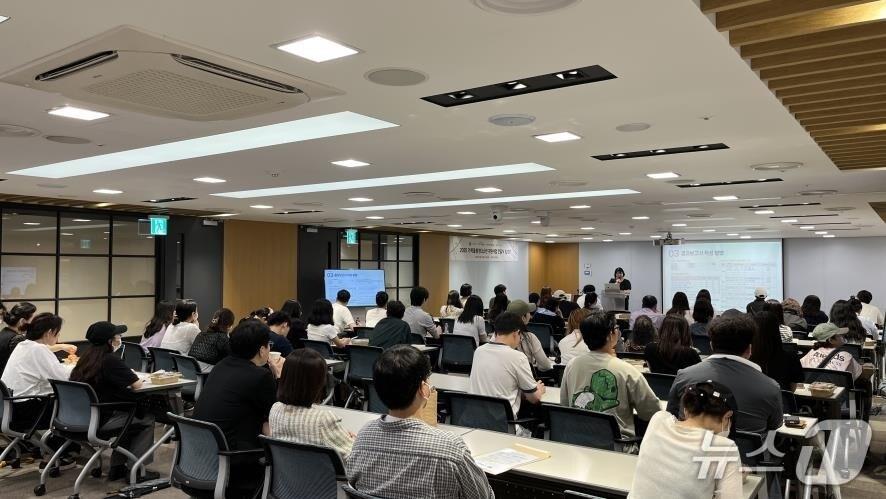 본문 이미지 - 2025 롯데백화점과 기아대책 가족돌봄청소년·청년 지원사업 전달식.(서울시 제공)