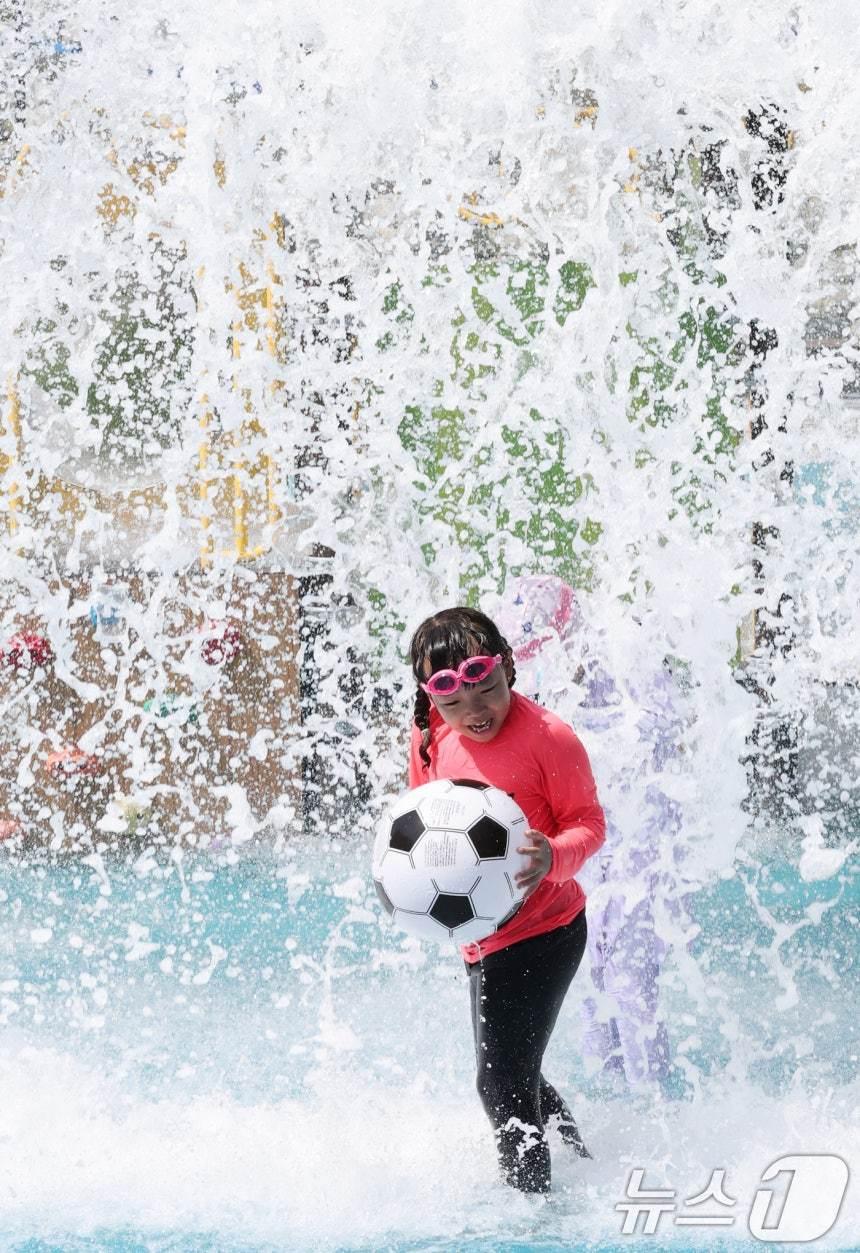 본문 이미지 - 지난달 24일 오후 대전 대덕구 오정근린공원 물놀이장에서 어린이들이 더위를 식히고 있다. 2025.8.24/뉴스1 ⓒ News1 김기태 기자