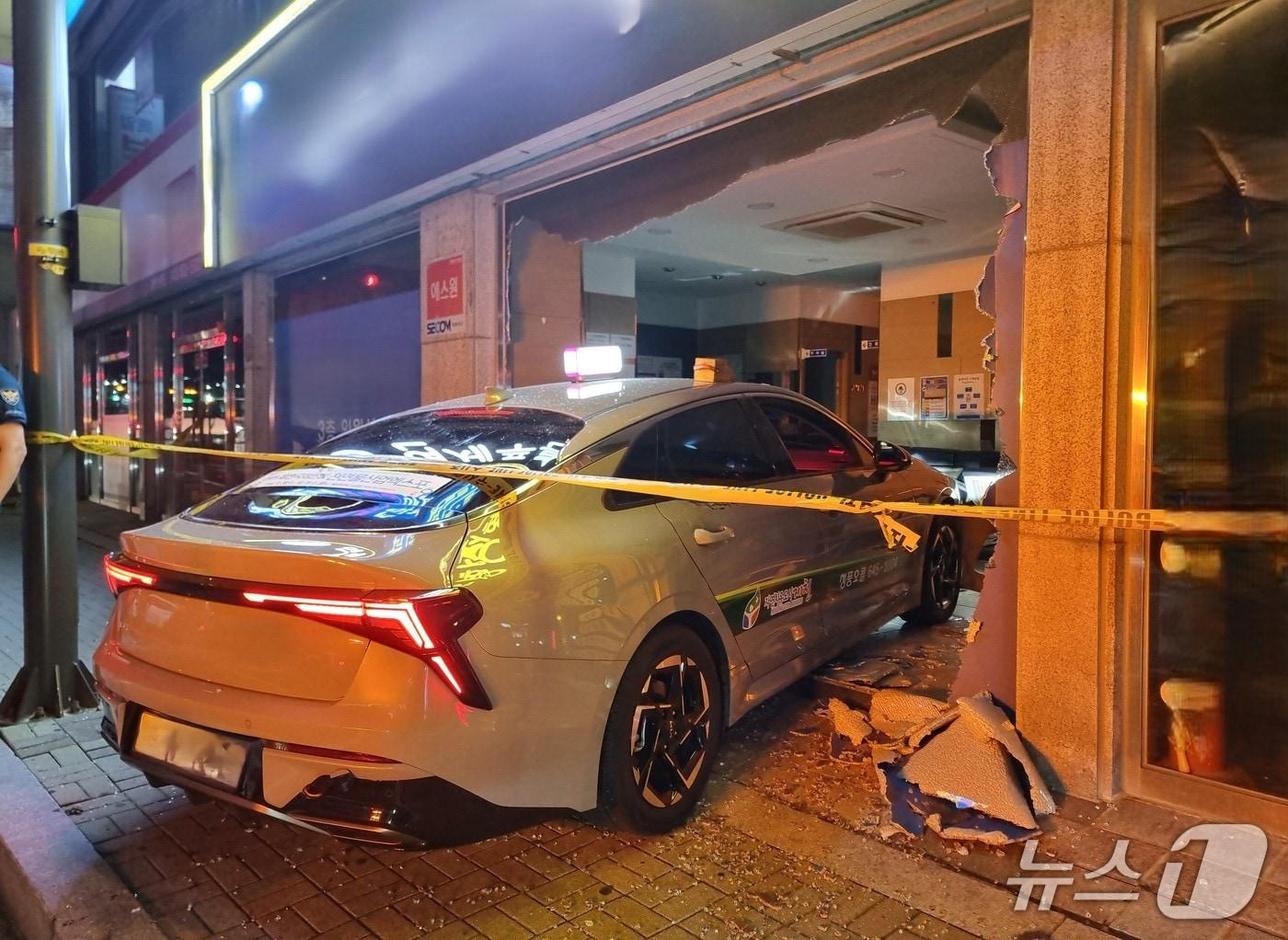 본문 이미지 - 제천에서 병원 안으로 돌진한 택시.(독자 제공, 재판매 및 DB금지) /뉴스1  