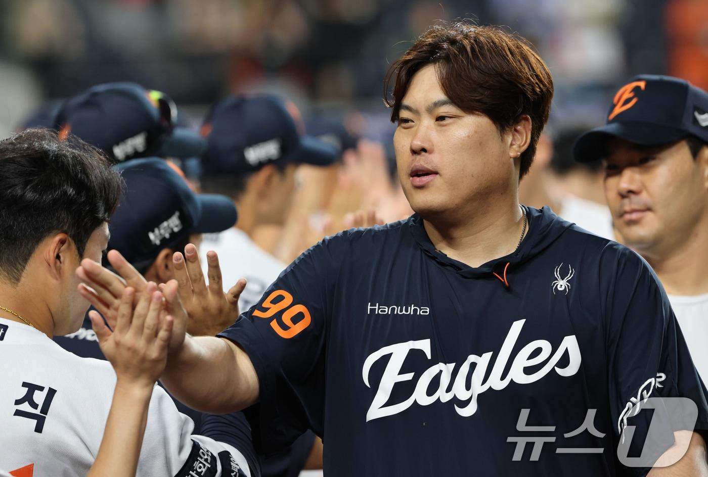 2일 대전 한화생명 볼파크에서 열린 프로야구 &#39;2025 신한 SOL뱅크 KBO 리그&#39; 기아 타이거즈와 한화 이글스 경기에서 3:21로 한화가 승리하자 선발투수 류현진이 하이파이브를 하고 있다. 2025.9.2/뉴스1 ⓒ News1 김기태 기자