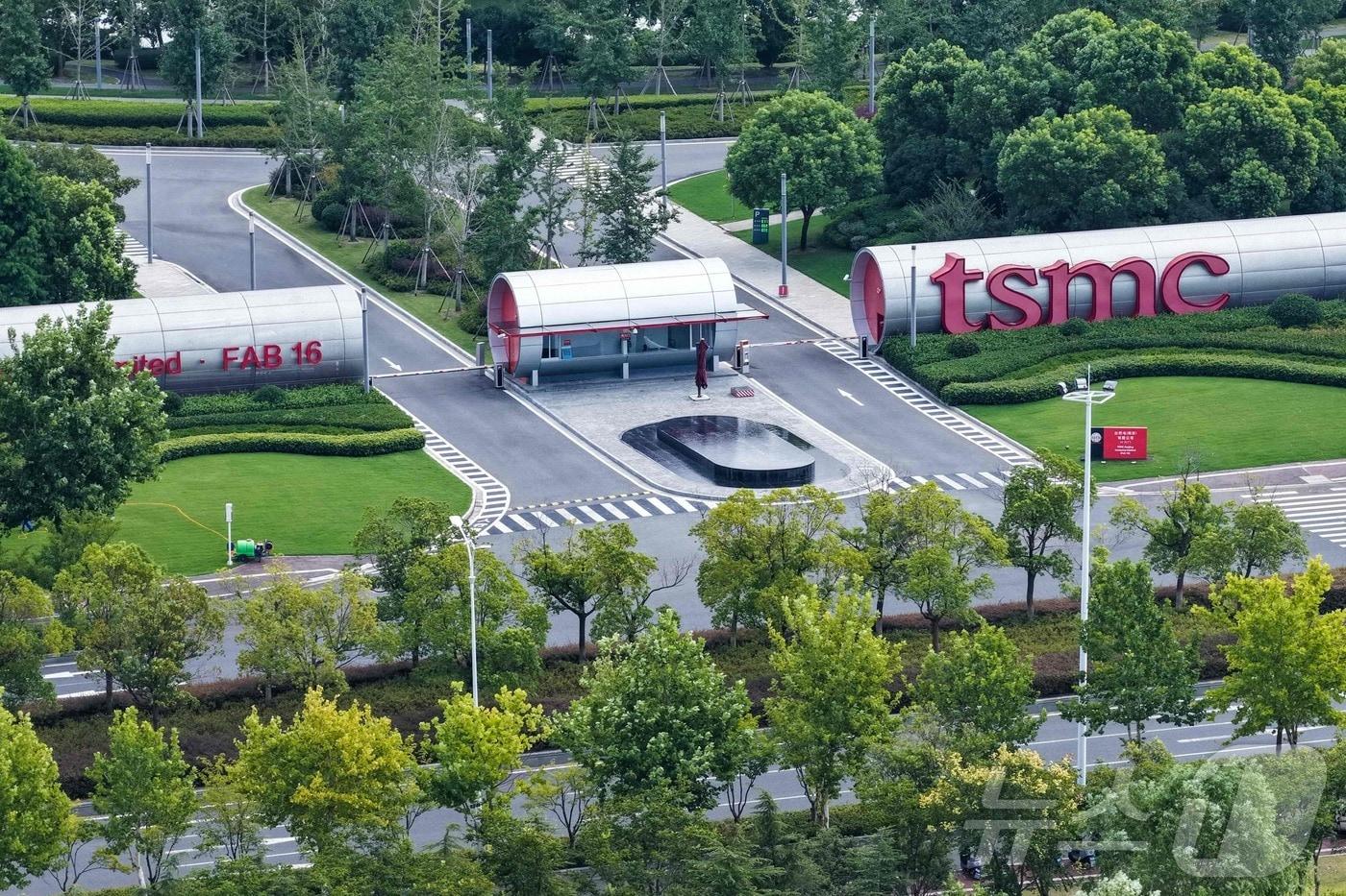 2025 년 8월 6일 촬영한 중국 동부 장쑤성 난징에 있는 대만 반도체 제조회사 TSMC 공장. 2025.09.02. ⓒ AFP=뉴스1 
