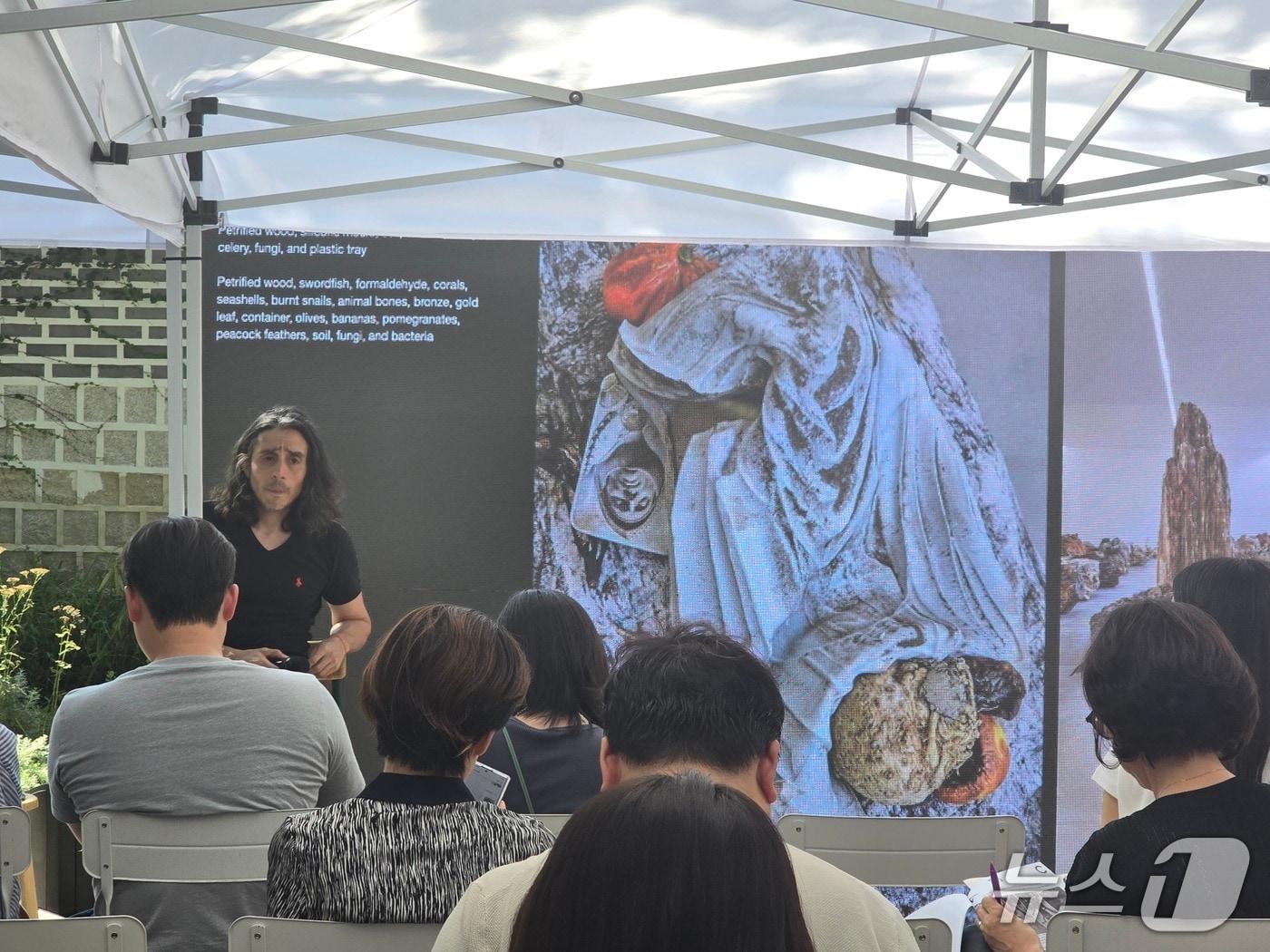 본문 이미지 - 2일 아트선재센터에서 열린 기자간담화에서 비야르 로하스가 작품에 대해 설명하고 있다. ⓒ 뉴스1 김정한 기자