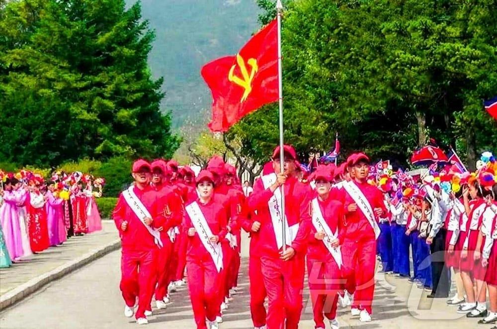 본문 이미지 - (평양 노동신문=뉴스1) = 북한 노동당 기관지 노동신문은 20일 “경애하는 김정은동지께 삼가 올리는 온 나라 전체 인민의 충성의 마음이 담긴 편지를 안고 편지이어달리기대열들이 수도 평양을 향하여 힘차게 달리고 있다”고 보도했다. [국내에서만 사용가능. 재배포 금지. DB 금지. For Use Only in the Republic of Korea. Redistribution Prohibited] rodongphoto@news1.kr