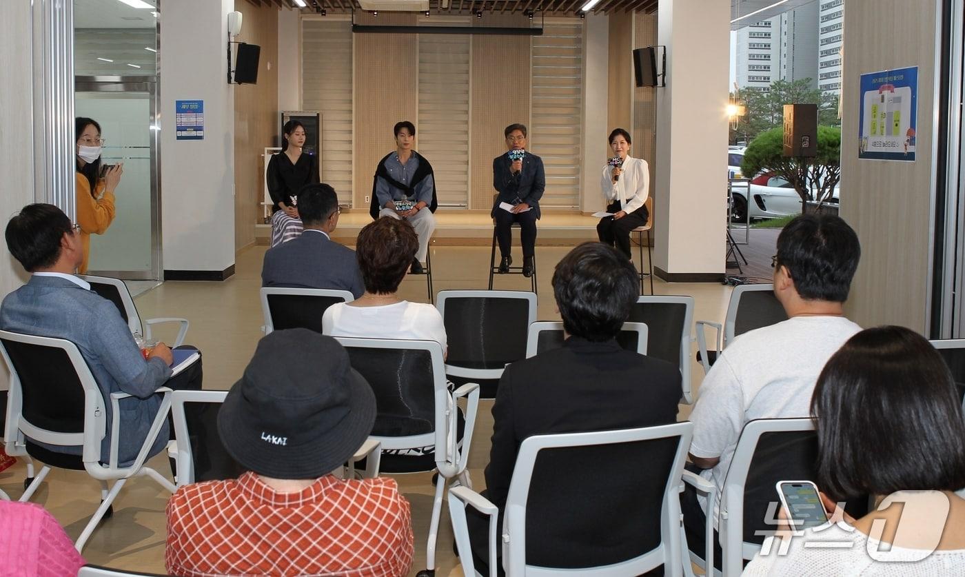 충북 진천군이 지난 19일 개최한 '2025 진천군 청년의 날 페스티벌'에서 토크 콘서트를 진행하고 있다.(진천군 제공, 재판매 및 DB금지)/뉴스1