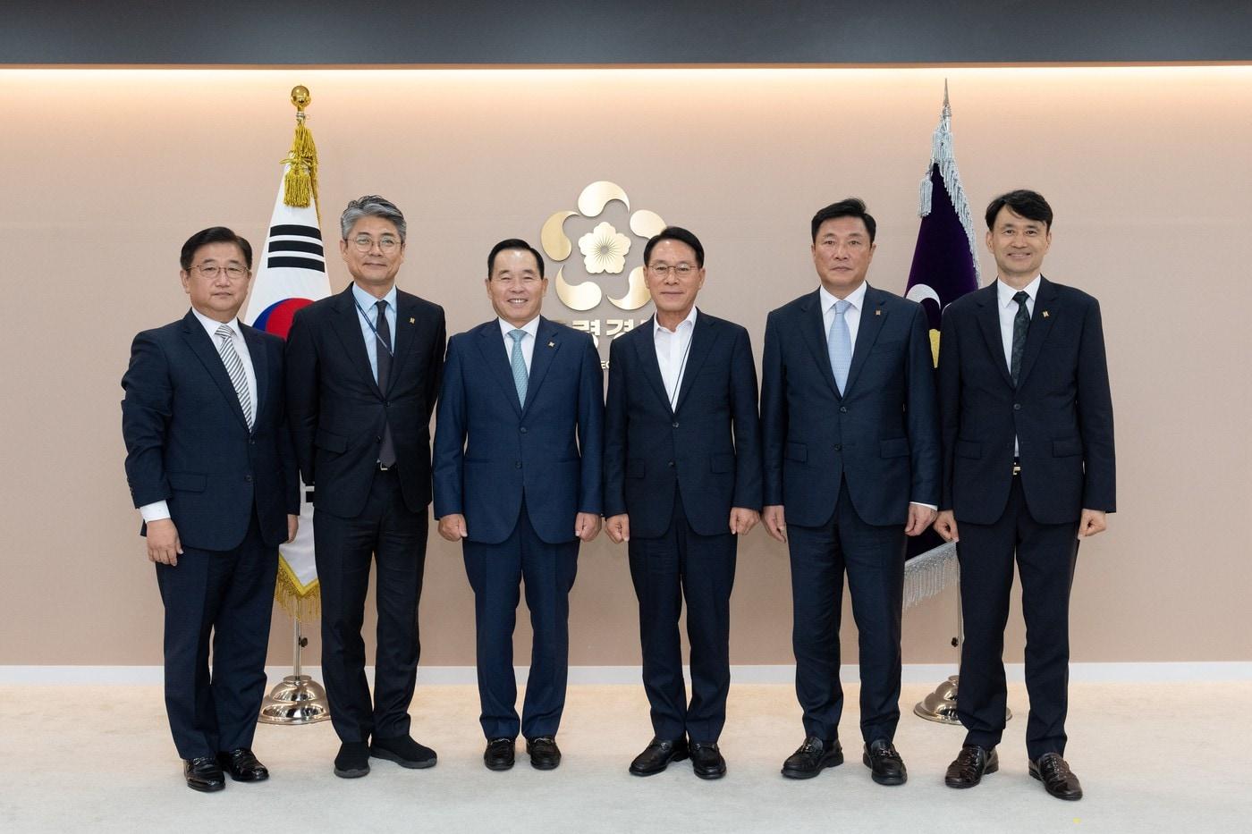 제18회 경호처장기 전국사격대회 성공개최 협의를 위해 대통령경호처를 방문한 대한사격연맹 회장단. 박관천 대통령경호처 정책관, 박정상 대한사격연맹 사무처장, 강연술 대한사격연맹 회장, 황인권 대통령경호처장, 신동욱 대한사격연맹 대외협력관, 신호태 대한사격연맹 행정감사겸 충북사격연맹회장(왼쪽부터)(대한사격연맹 제공)