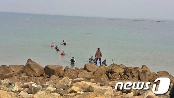 본문 이미지 - 충남 당진시 석문방조제 인근에서 구조작업을 하는 해경. (자료사진) /뉴스1