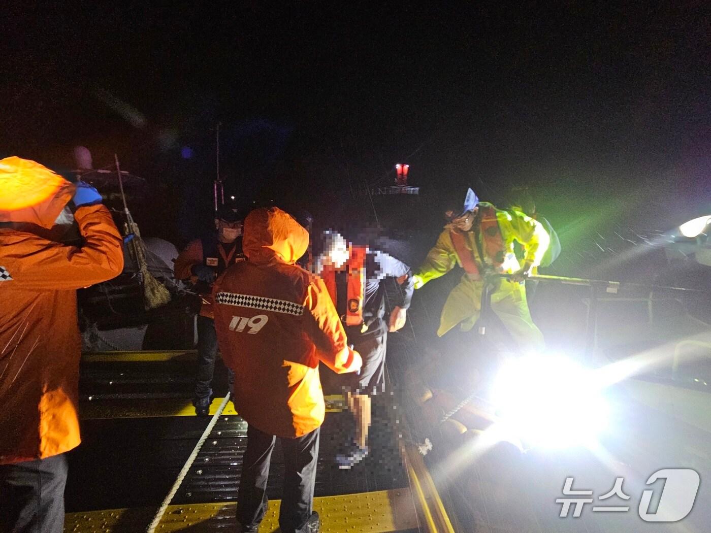 본문 이미지 - 섬에서 발생한 응급환자를 긴급이송하는 해경(태안해경 제공) /뉴스1