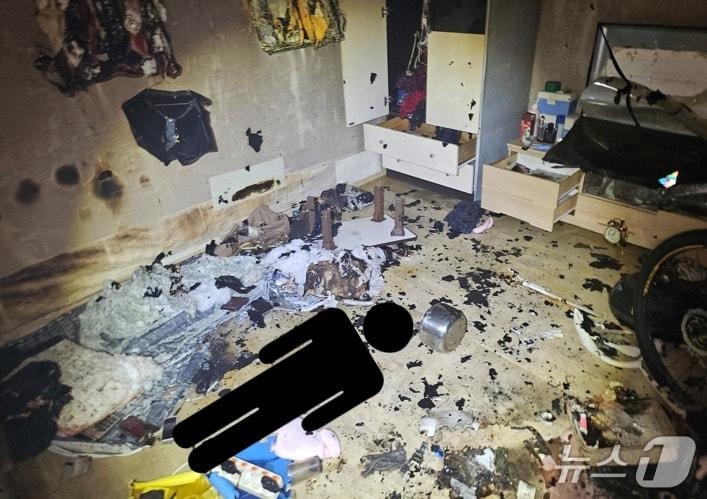 본문 이미지 - 20일 오전 0시 11분쯤 서울 금천구 시흥동의 다세대주택에서 가스누출로 인한 화재가 발생했다. 사진은 구조대상자가 발견된 장소. 2025.09.20/뉴스1(금천소방서 제공)