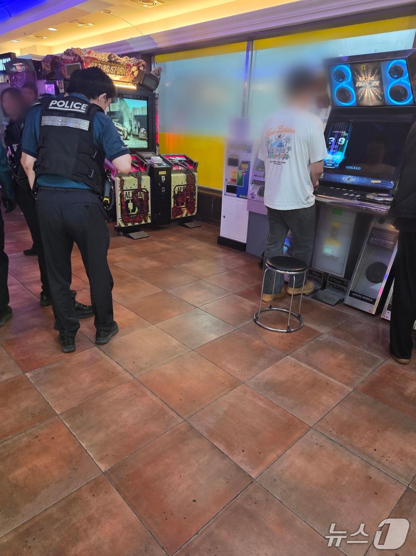 본문 이미지 - 실탄 발견 신고로 출동한 경찰이 현장을 확인 중인 모습. (부산진경찰서 제공. 재판매 및 DB금지)