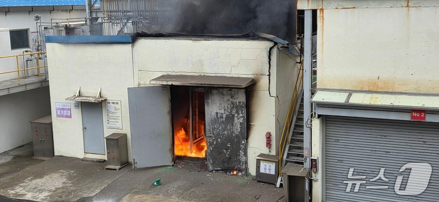 20일 오전 9시 10분께 울산 남구 성암동 효성용연1공장 이동용 탱크에서 화재가 발생했다. (울산소방본부 제공. 재판매 및 DB금지)/뉴스1