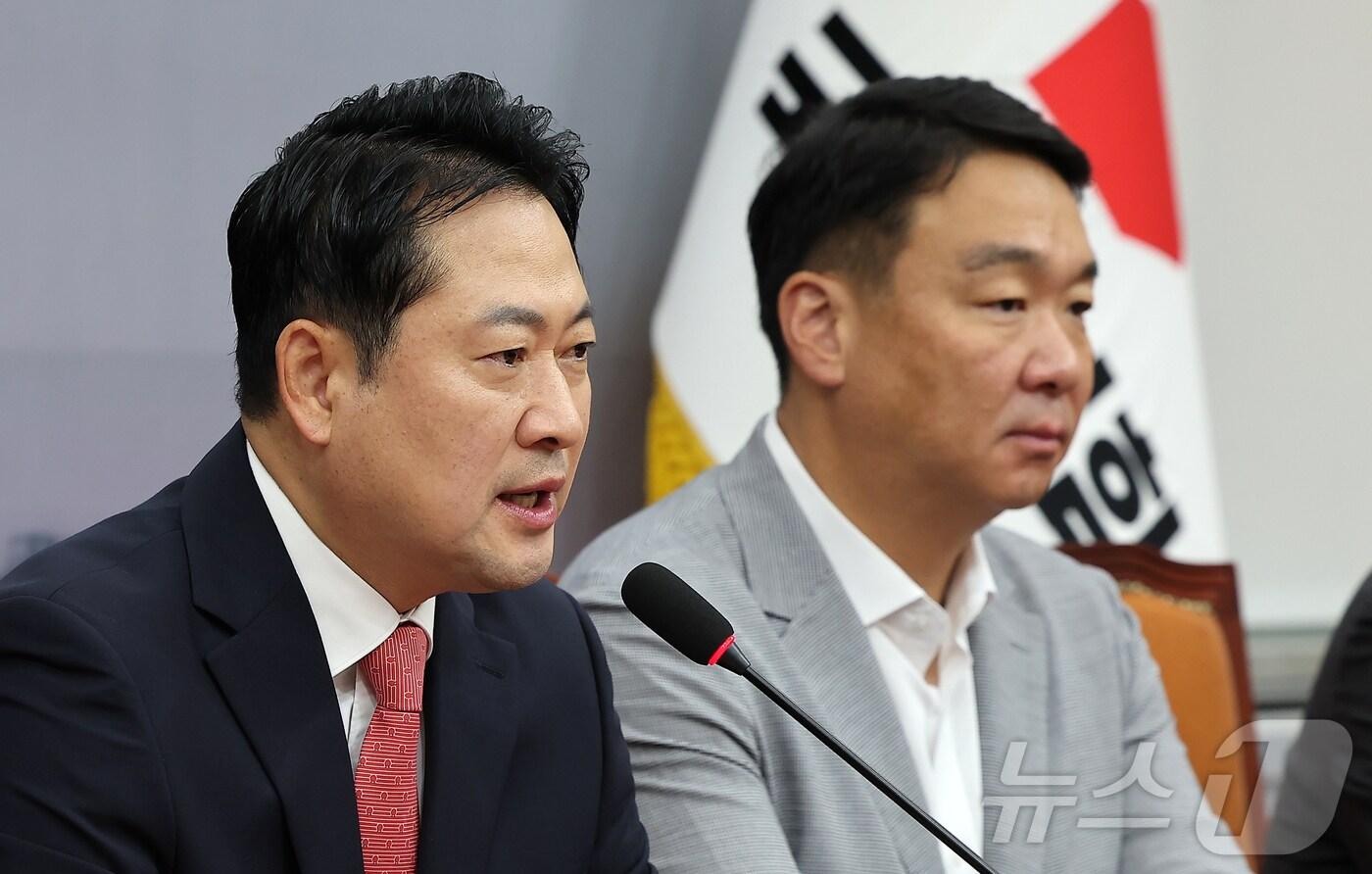 장동혁 국민의힘 대표(가운데)가 20일 오전 서울 영등포구 여의도 국회에서 열린 기자간담회에서 발언하고 있다. 2025.9.20/뉴스1 ⓒ News1 김진환 기자