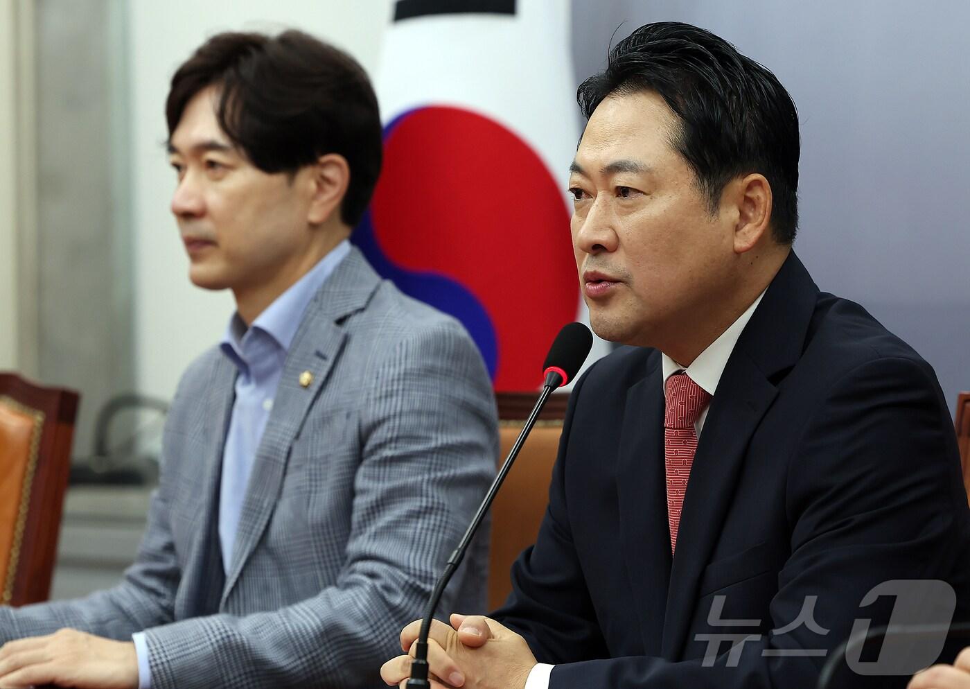 장동혁 국민의힘 대표(가운데)가 20일 오전 서울 영등포구 여의도 국회에서 열린 기자간담회에서 발언하고 있다. 2025.9.20/뉴스1 ⓒ News1 김진환 기자