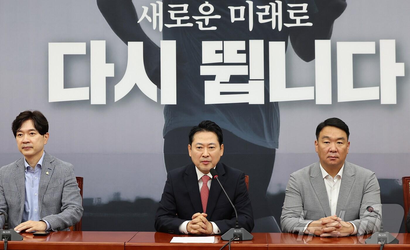 장동혁 국민의힘 대표&#40;가운데&#41;가 20일 오전 서울 영등포구 여의도 국회에서 열린 기자간담회에서 발언하고 있다. 2025.9.20/뉴스1 ⓒ News1 김진환 기자