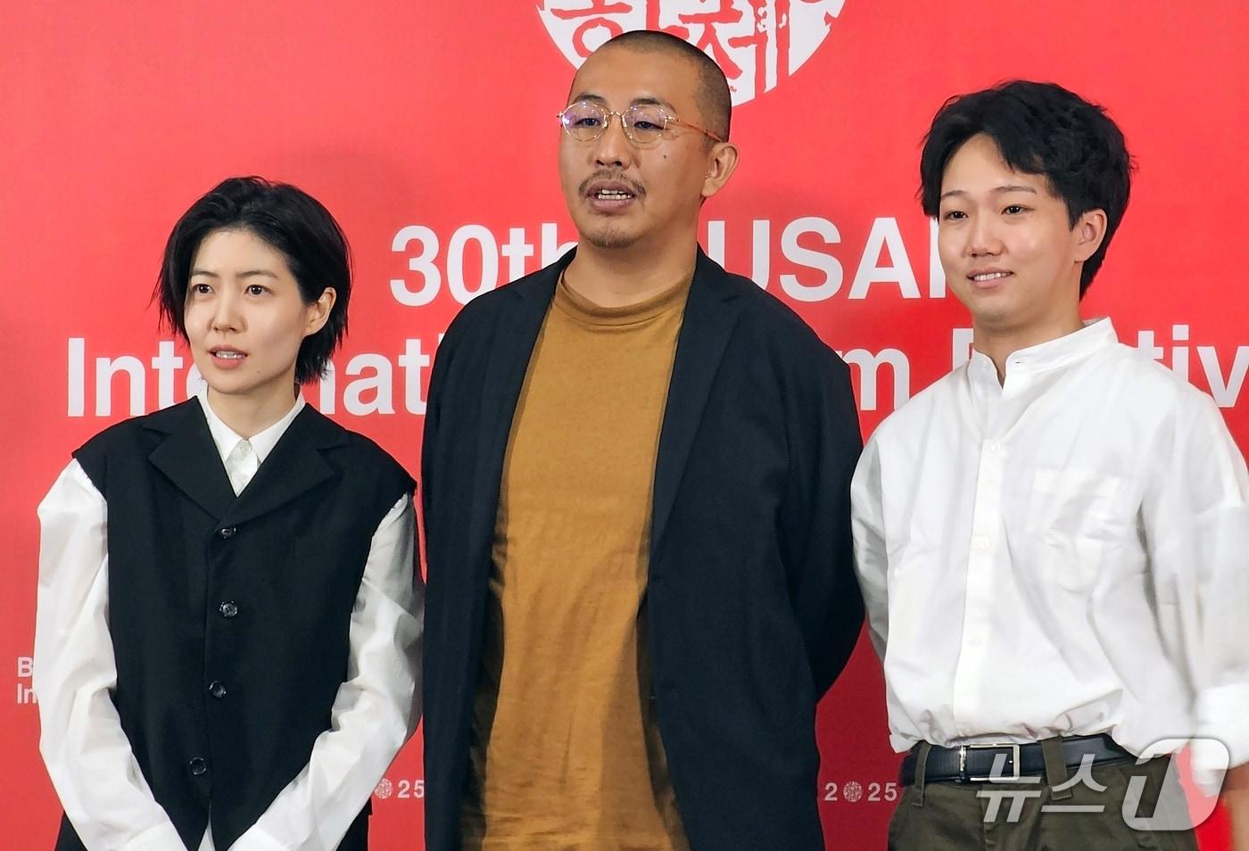 배우 심은경, 미야케 쇼 감독, 타카다 만사쿠(왼쪽부터)가 20일 오전 부산 해운대구 영화의전당 비프힐에서 열린 제30회 부산국제영화제(BIFF) 경쟁 부문 초청작 '여행과 나날' 기자회견에 참석했다. ⓒ 뉴스1 고승아 기자