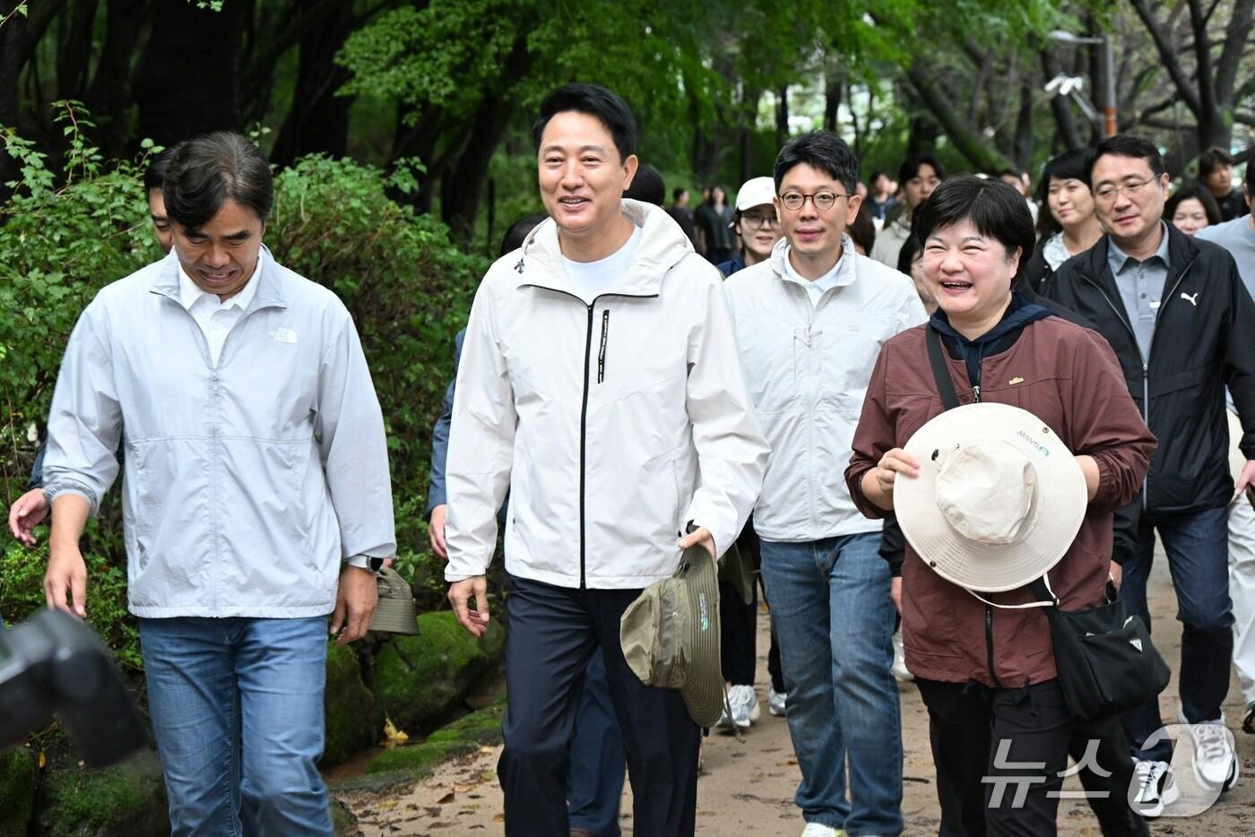 오세훈 서울시장이 20일&#40;토&#41; 서대문구 연희숲속쉼터에서 열린 &#39;2025 서울사회복지사 등반대회&#39;에서 참석자들과 행사장에 입장하고 있다.