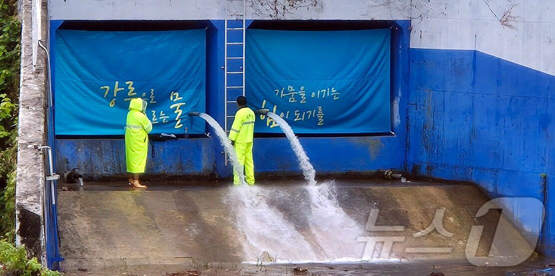 본문 이미지 - 지난 20일 강원 강릉시 성산면 오봉리 한국수력원자력 강릉수력발전소 방류구에서 도암댐 도수관로 저류수가 방류되고 있다.  2025.9.20/뉴스1 ⓒ News1 윤왕근 기자