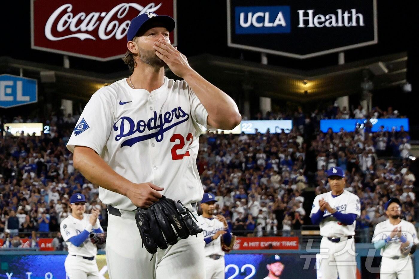 MLB 정규 시즌 마지막 홈 경기를 마친 클레이턴 커쇼.ⓒ AFP=뉴스1
