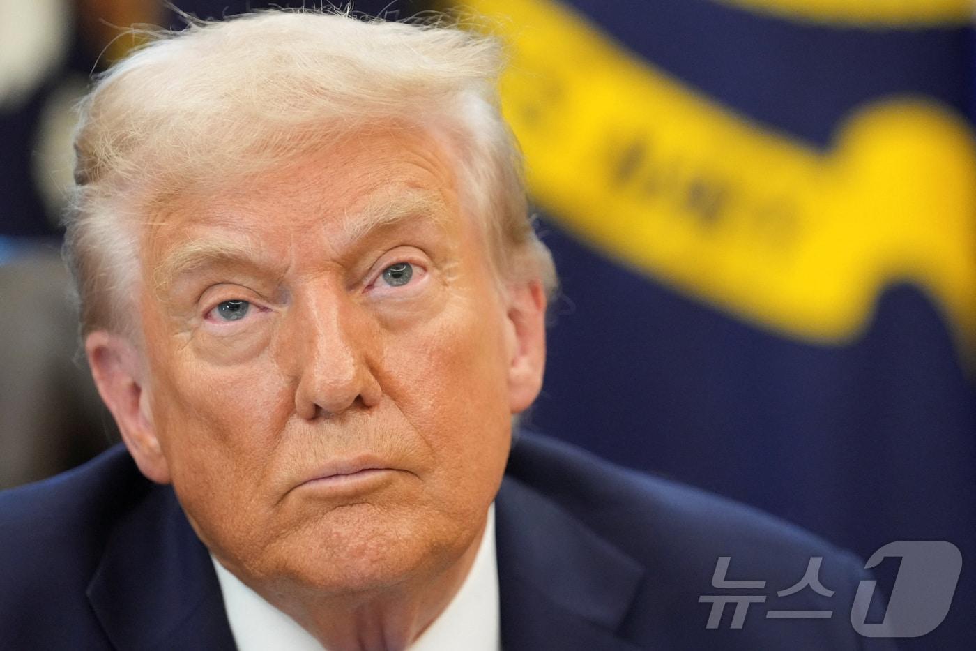 도널드 트럼프 미국 대통령이 19일&#40;현지시간&#41; 미국 워싱턴DC 백악관 집무실에서 열린 행정명령 행사에서 기자의 질문을 듣고 있다. 2025.09.19. ⓒ 로이터=뉴스1 ⓒ News1 류정민 특파원