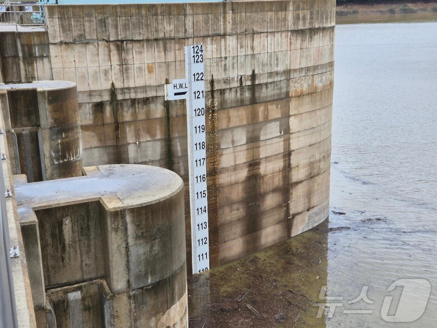 본문 이미지 - 지난 20일 강원 강릉 오봉저수지 수위가 110m까지 올라가 있다. 불과 일주일 전까지만 해도 이 곳은 바짝 말라붙어 바닥을 드러냈었다. 이날 오후 2시 35분까지 농촌용수 정보시스템에서 확인한 저수율은 42.6%다. 2025.9.20/뉴스1 ⓒ News1 윤왕근 기자