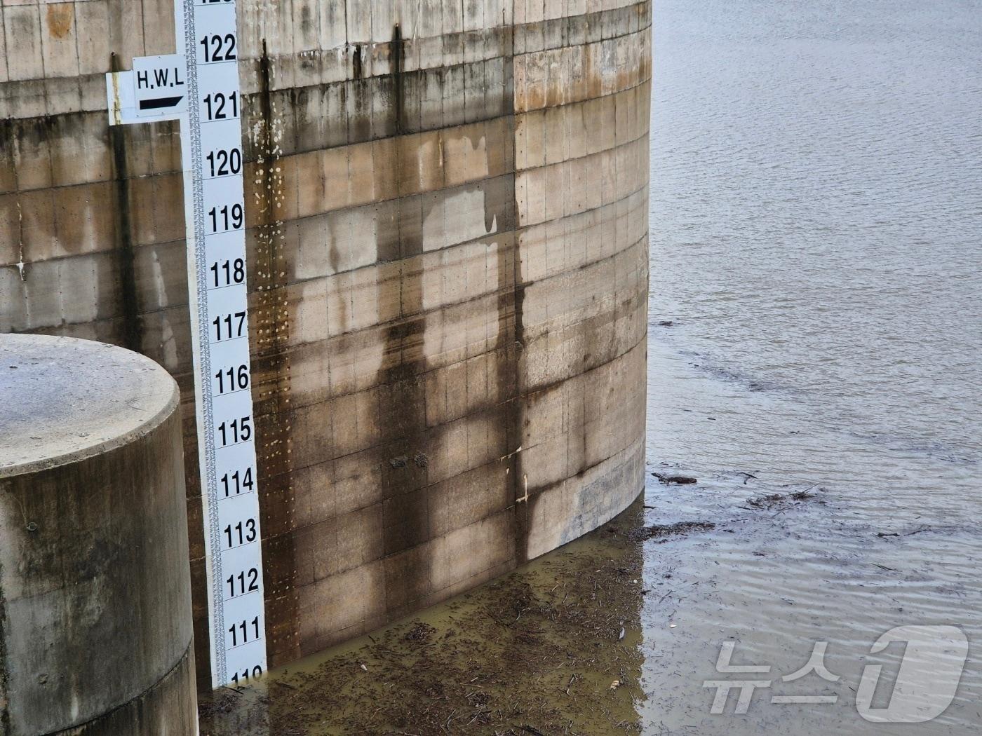 본문 이미지 - 20일 강원 강릉 오봉저수지 수위가 110m까지 올라가 있다. 불과 일주일 전까지만 해도 이 곳은 바짝 말라붙어 바닥을 드러냈었다. 이날 오후 2시 35분까지 농촌용수 정보시스템에서 확인한 저수율은 42.6%다. 2025.9.20/뉴스1 ⓒ News1 윤왕근 기자