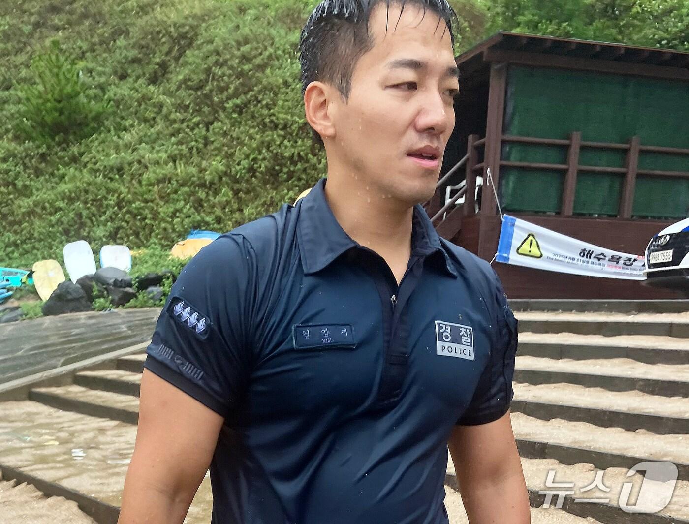 본문 이미지 - 서귀포경찰서 중문파출소 소속 김양재 경사(39)가 20일 오전 제주 서귀포시 중문색달해수욕장에서 익수자를 구한 뒤 숨을 돌리고 있다.(제주경찰청 제공, 재판매 및 DB 금지)