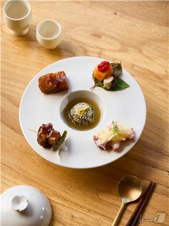 본문 이미지 - 경북 안동시는 농림축산식품부, 한식진흥원, 코레일관광개발과 함께 추진하는 ‘2025 K-미식 전통주 벨트’ 사업의 일환으로 여행상품 ‘안동 더 다이닝’을 정식 출시했다.&#40;안동시 제공. 재판매 및 DB금지&#41;/뉴스1