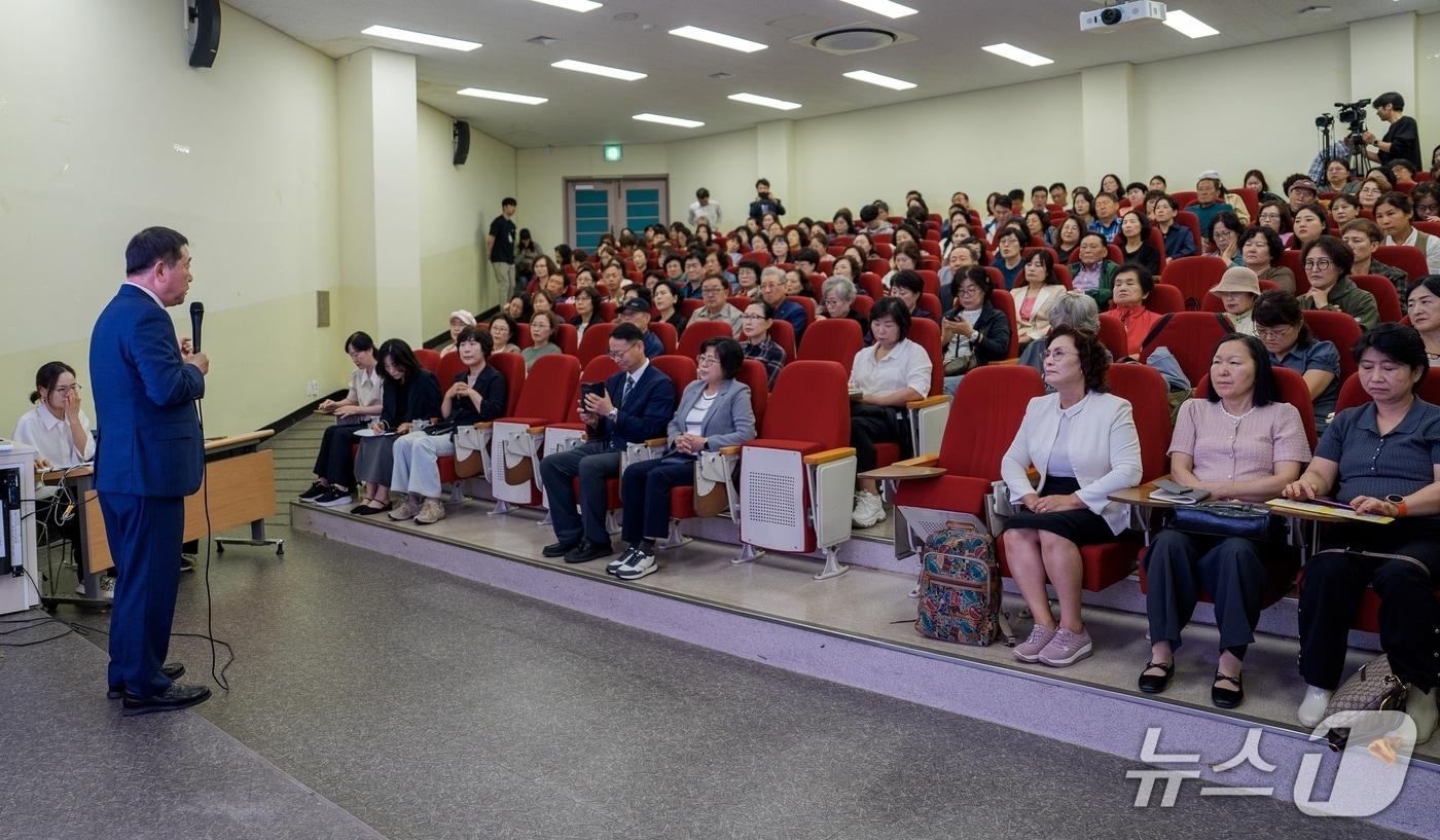 이재영 충북 증평군수가 20일 충북보건과학대학교 채움홀에서 사회복지과 1학년 학생 250여 명을 대상으로 특별 강연을 했다.(증평군 제공, 재판매 및 DB금지)/뉴스1