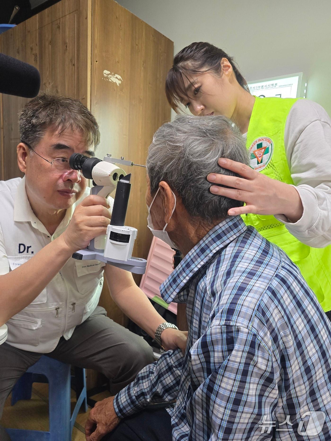 본문 이미지 - 그린닥터스 정근 이사장(왼쪽)이 경남 통영 매물도를 방문해 주민들을 대상으로 진료를 하고 있다.(그린닥터스 제공. 재판매 및 DB금지)