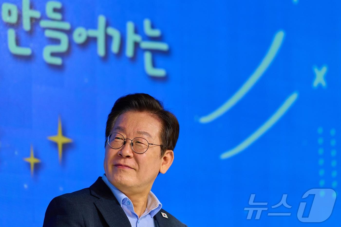 이재명 대통령이 지난 19일 서울 마포구 구름아래 소극장에서 열린 2030 청년 소통·공감 토크콘서트에서 참석자의 발언을 듣고 있다. (이재명 대통령 SNS. 재판매 및 DB 금지) 2025.9.20/뉴스1 ⓒ News1 이재명 기자