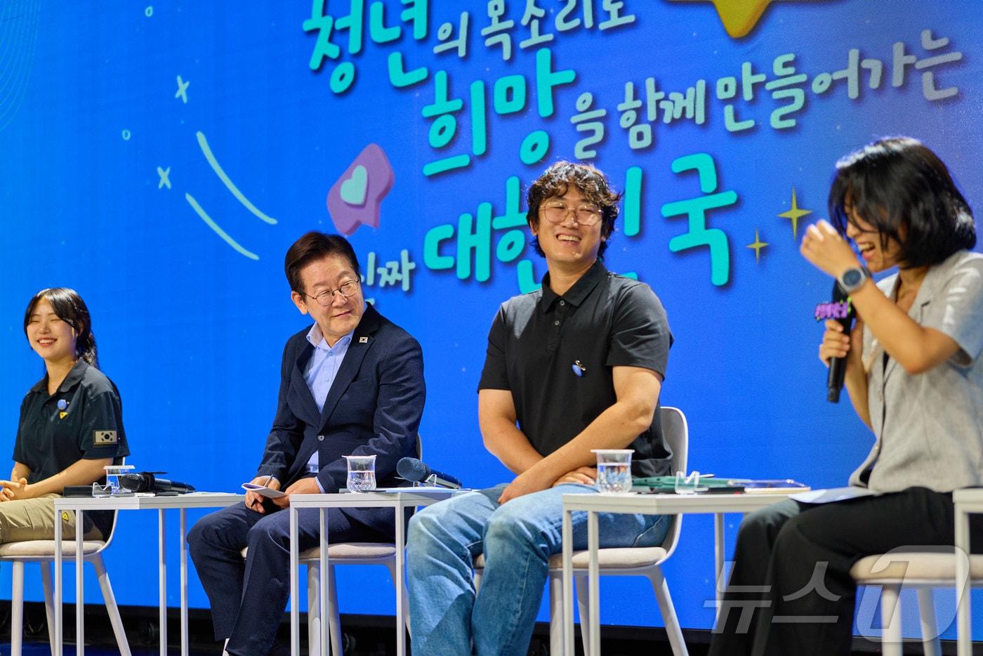 이재명 대통령이 지난 19일 서울 마포구 구름아래 소극장에서 열린 2030 청년 소통·공감 토크콘서트에서 참석자의 발언을 듣고 있다. (이재명 대통령 SNS. 재판매 및 DB 금지) 2025.9.20/뉴스1 ⓒ News1 이재명 기자