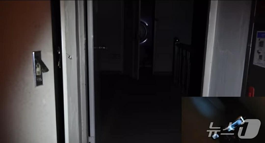 본문 이미지 - 폐가 체험 유튜버 '도사우치'가 시신을 발견한 방송 화면 갈무리. 