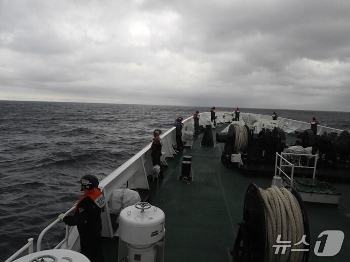 본문 이미지 - 19일 오전 11시 52분께 부산 송정항 해상에서 선원 8명이 탄 어선이 침몰하는 사고가 발생해 7명이 구조되고 1명이 실종된 가운데 해경이 실종자를 수색하고 있다. (울산해양경찰서 제공. 재판매 및 DB금지)/뉴스1