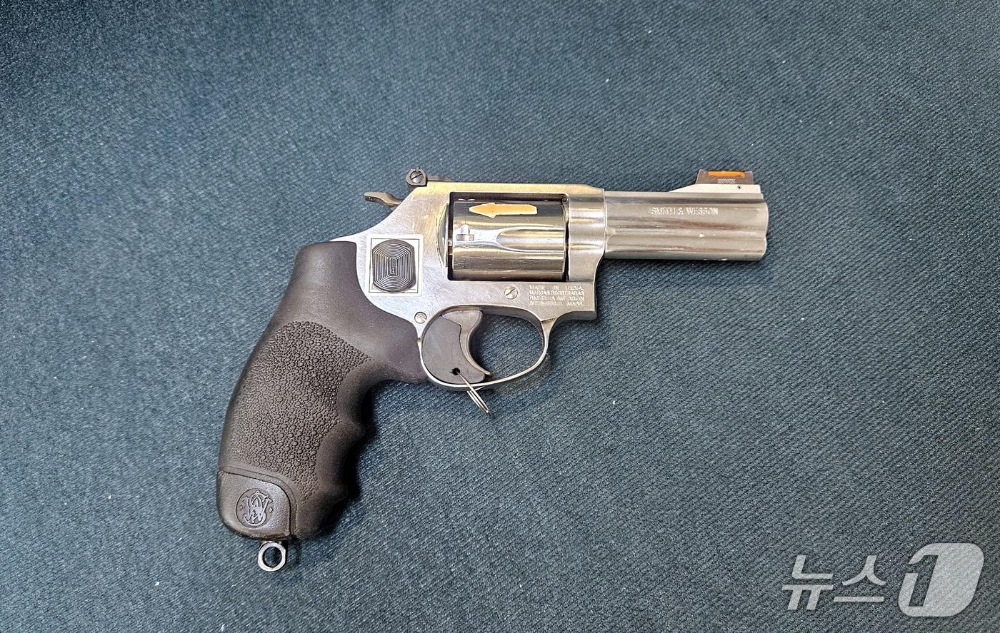 현재 경찰이 사용하고 있는 38구경 리볼버 권총. 방아쇠 뒷편에 고무패킹이 끼워져 있다.  