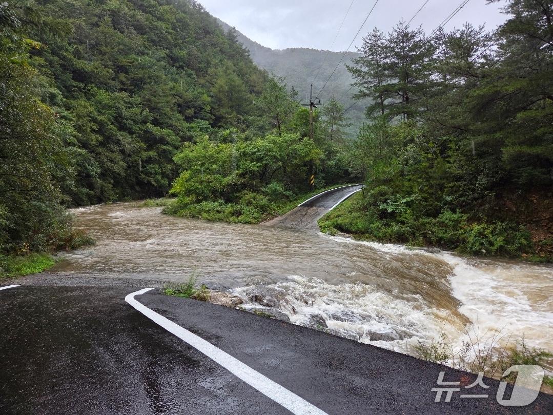 본문 이미지 - 20일 강원 정선 화암면 급류 범람 현장.&#40;강원도소방본부 제공, 재판매 및 DB 금지&#41; 2025.9.20/뉴스1