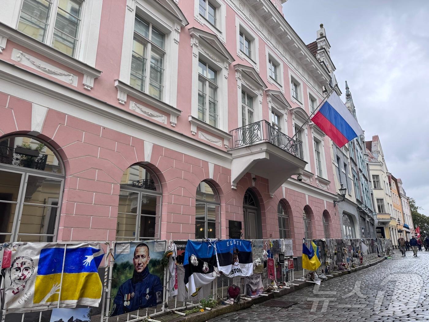 본문 이미지 - 20일&#40;현지시간&#41; 에스토니아 수도 탈린의 주에스토니아 러시아대사관 앞에 시민들이 모여있다. 러시아대사관엔 우크라이나와 전쟁을 규탄하는 현수막 등이 걸려 있다. AP통신 등에 따르면 에스토니아 정부는 러시아 전투기 3대가 영공을 침범했다고 밝혔다. 이에 북대서양조약기구&#40;NATO·나토&#41; 조약 4조에 따라 동맹국들과 협의에 착수했다. 2025.9.20/뉴스1 ⓒ News1 