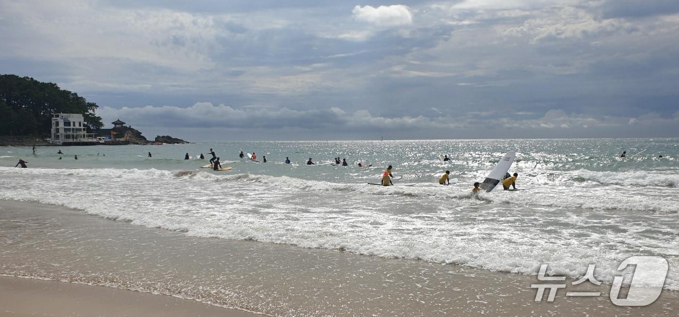 20일 오전 9시 50분쯤 부산 해운대구 송정 해수욕장에서 서퍼들이 서핑을 즐기고 있다.2025.9.20/뉴스1 ⓒ News1 박아름 기자