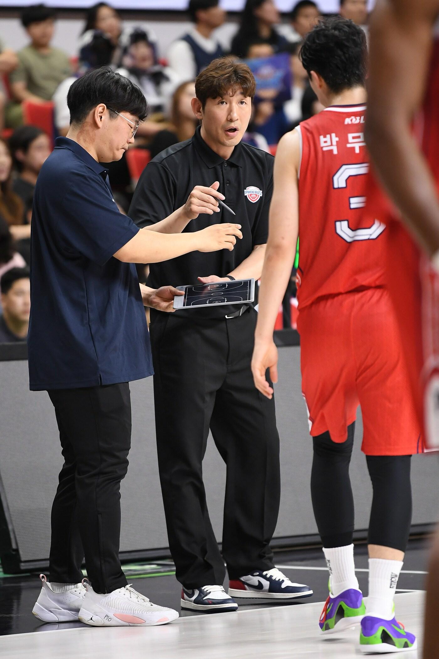 본문 이미지 - 양동근 현대모비스 감독이 20일 KCC와 시범 경기서 선수들을 지도하고 있다.&#40;KBL 제공&#41;