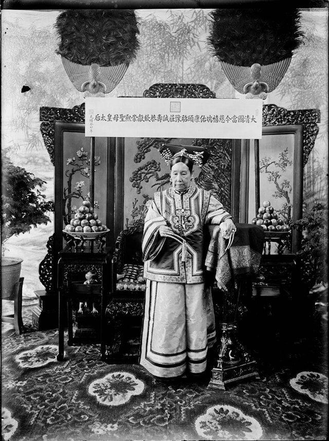 본문 이미지 - 서태후. (출처: Yu Xunling, 1900, Public domain, via Wikimedia Commons)