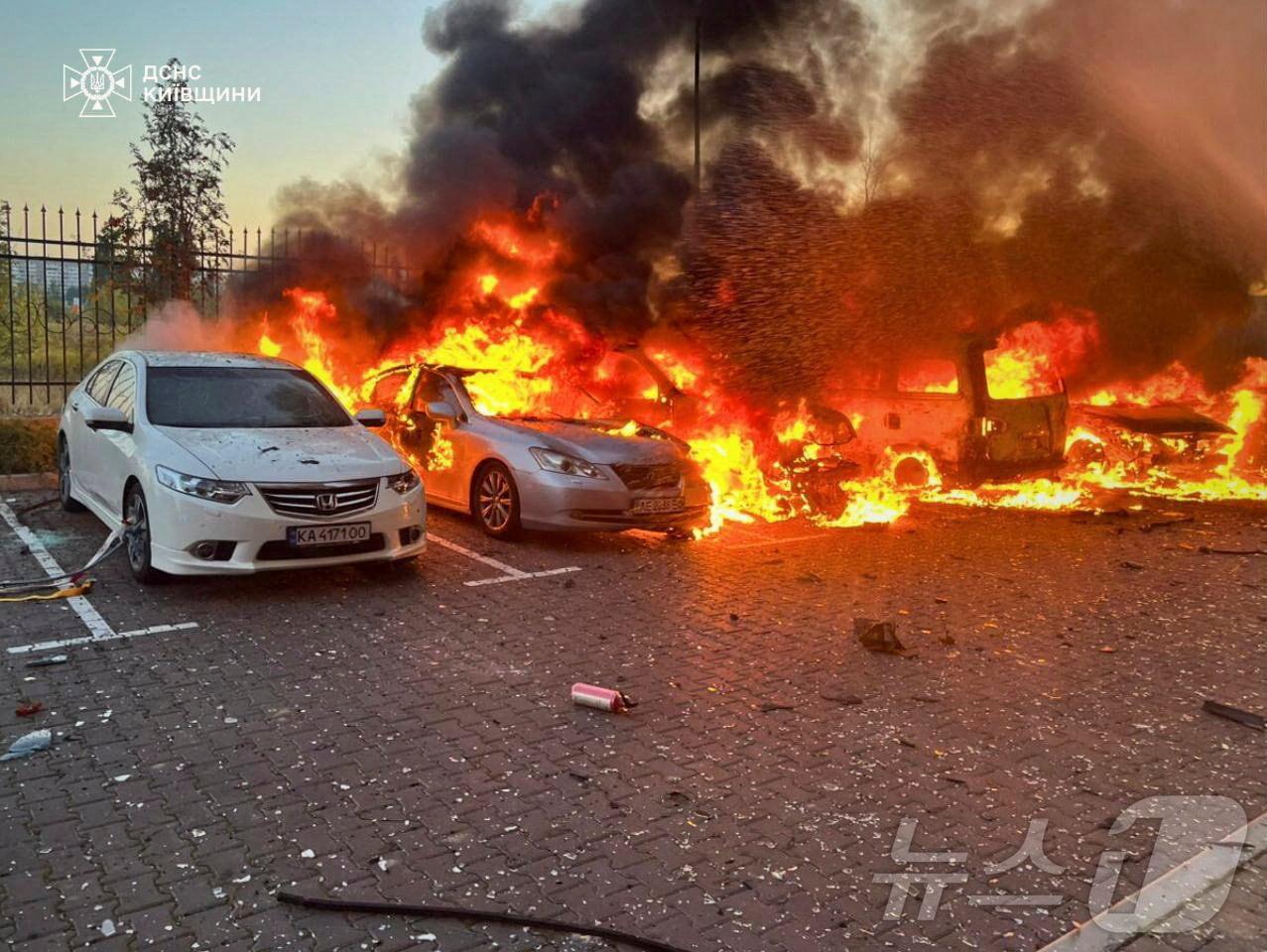본문 이미지 - 20일&#40;현지시간&#41; 러시아의 대규모 드론·미사일 공격을 받은 우크라이나 키이우에서 차량이 불타고 있다. 사진은 우크라이나 국가비상사태청 제공. 2025.09.20 ⓒ 로이터=뉴스1 ⓒ News1 김지완 기자