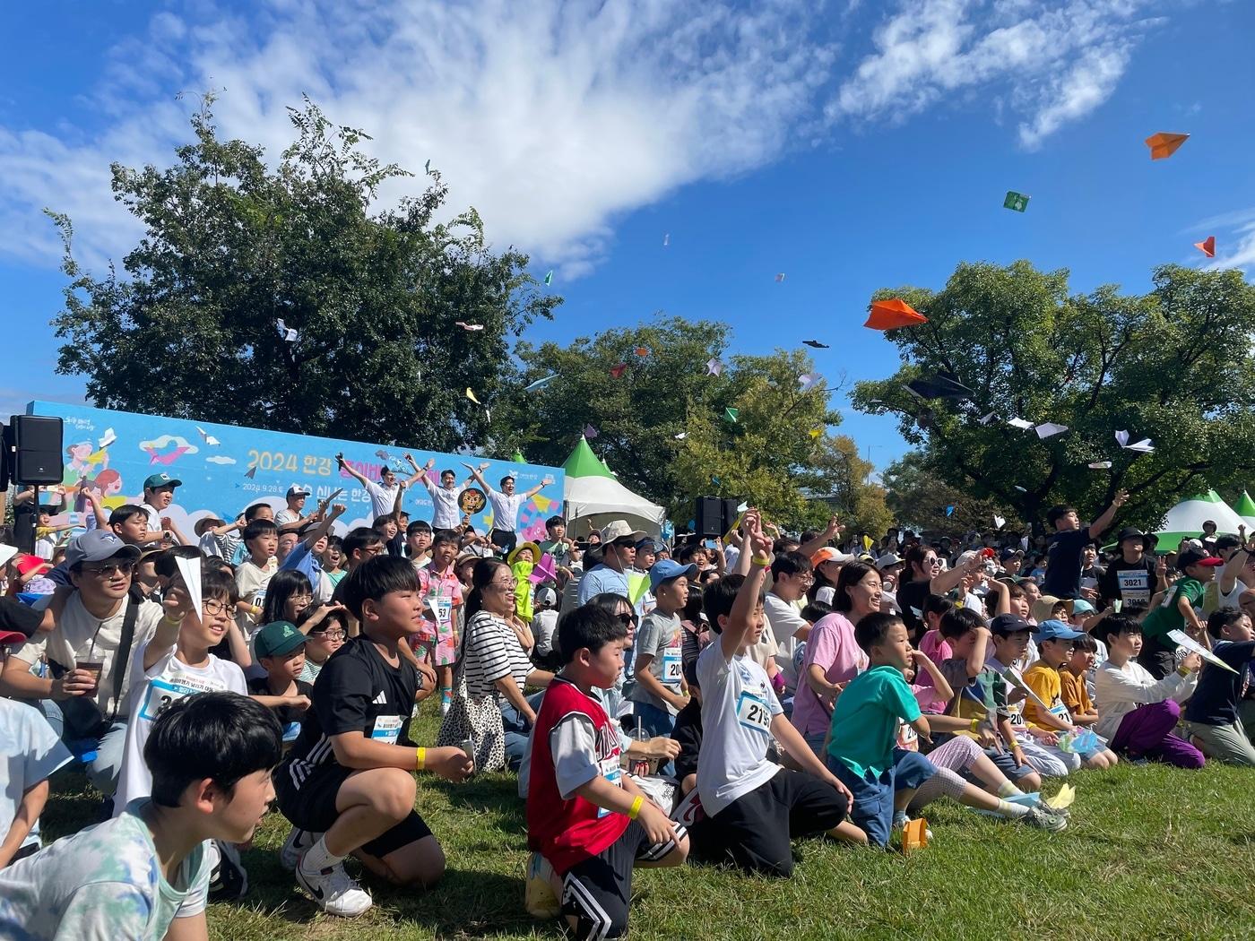 본문 이미지 - 2024 한강 종이비행기 축제 함께 날리기 퍼포먼스&#40;서울시 제공&#41;