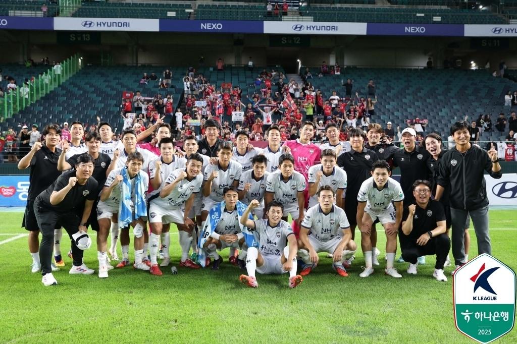 본문 이미지 -  김천 상무가 전북 원정에서 2-1로 승리, 전북 조기 우승에 고춧가루를 뿌렸다.(한국프로축구연맹 제공)