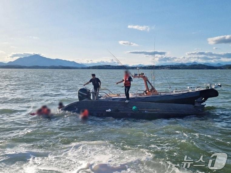 본문 이미지 - 사천구조대가 선원 구조 활동에 나선 모습. (사천해경서 제공. 재판매 및 DB 금지)