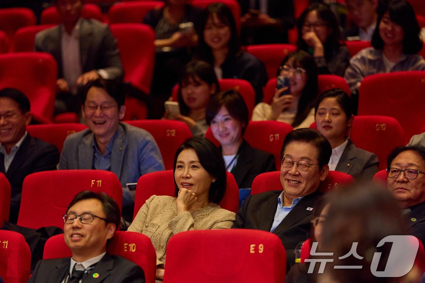 본문 이미지 - 이재명 대통령과 김혜경 여사가 지난해 9월 부산 해운대구 영화의전당에서 부산국제영화제 공식상영작 '극장의 시간들' 관람하고 있다. (대통령실 제공. 재판매 및 DB 금지) 2025.9.20 ⓒ 뉴스1 허경 기자