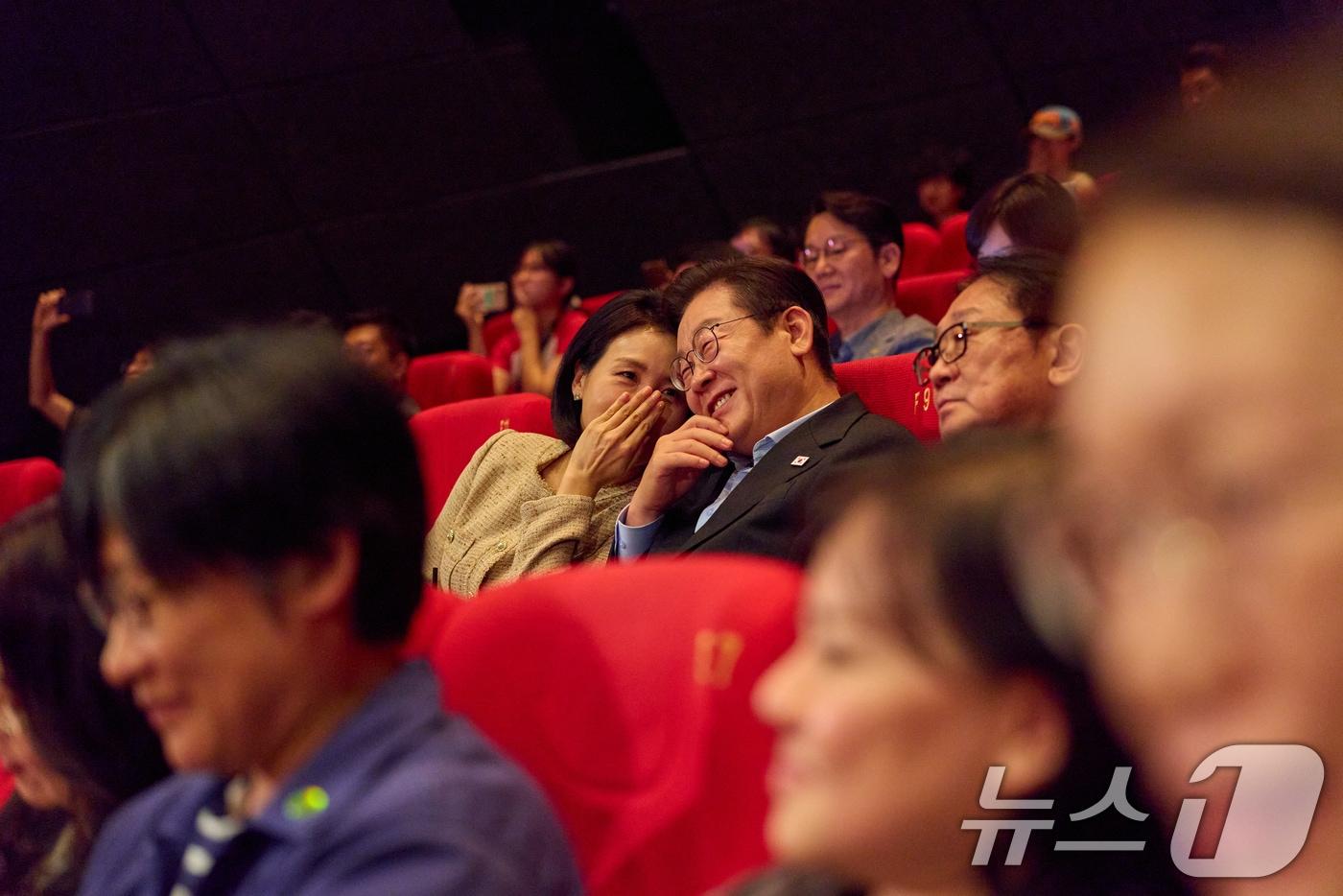 본문 이미지 - 이재명 대통령과 김혜경 여사가 지난해 9월 부산 해운대구 영화의전당에서 부산국제영화제 공식상영작 '극장의 시간들' 관람하고 있다. (대통령실 제공. 재판매 및 DB 금지) 2025.9.20 ⓒ 뉴스1 허경 기자