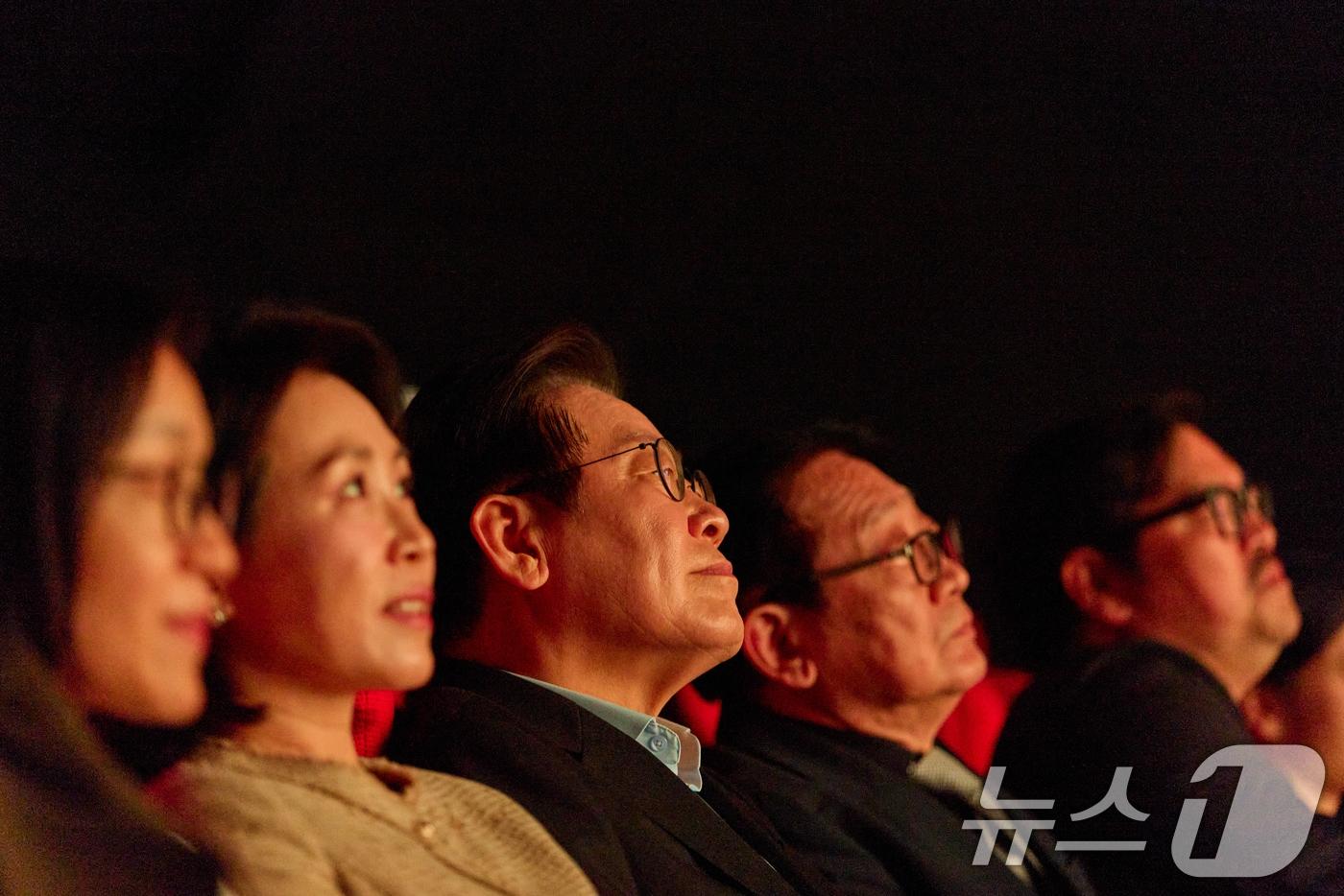 이재명 대통령과 김혜경 여사가 20일 부산 해운대구 영화의전당에서 부산국제영화제 공식상영작 &#39;극장의 시간들&#39; 관람하고 있다. &#40;대통령실 제공. 재판매 및 DB 금지&#41; 2025.9.20/뉴스1 ⓒ News1 허경 기자