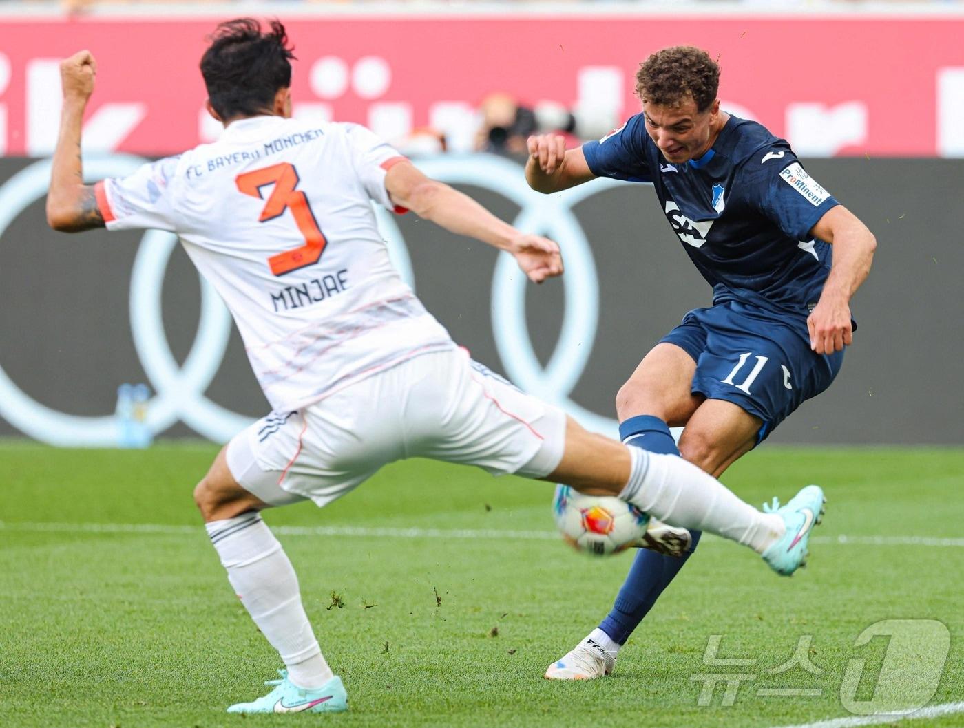 본문 이미지 - 호펜하임전에서 수비하는 김민재&#40;왼쪽&#41; ⓒ AFP=뉴스1