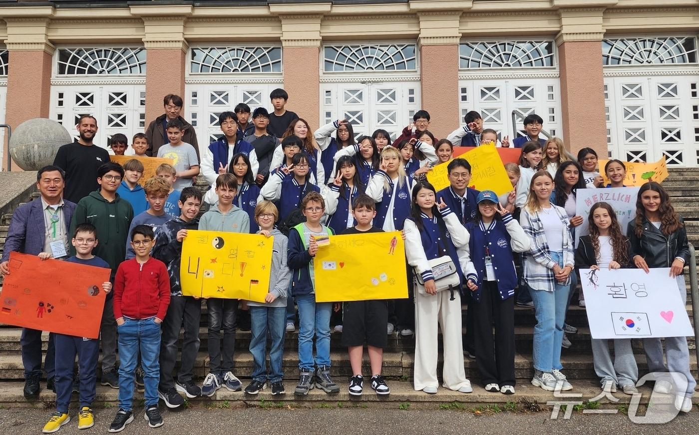 충북 괴산증평교육지원청과 증평군청이 함께 추진한 2025 지역특화 인재육성 글로벌 그린리더 프로젝트 참여 학생 등이 기념촬영을 하고 있다.&#40;괴산증평교육지원청 제공, 재판매 및 DB금지&#41;/뉴스1