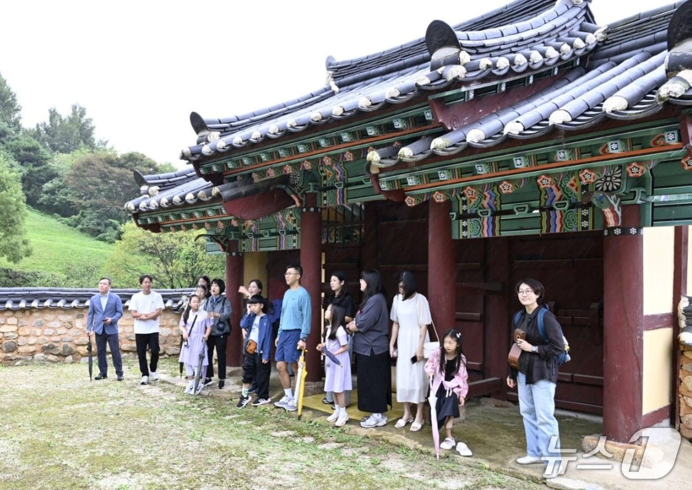 충북 괴산 청안초등학교는 학부모 동아리 주관으로 학부모와 학생 15명이 함께하는 '자녀와 함께 떠나는 청안 여행' 프로그램을 지난 20일 진행했다.(괴산증평교육지원청 제공, 재판매 및 DB금지)/뉴스1