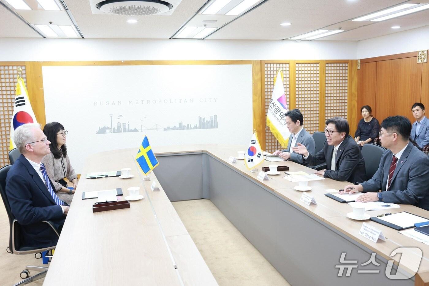 박형준 시장이 칼-울르프 안데르손 주한스웨덴대사와 만나 상호 교류·협력을 논의하고 있다.(부산시 제공. 재판매 및 DB금지)