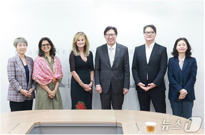 본문 이미지 - 미국영화협회 접견 장면.(부산시 제공. 재판매 및 DB금지)